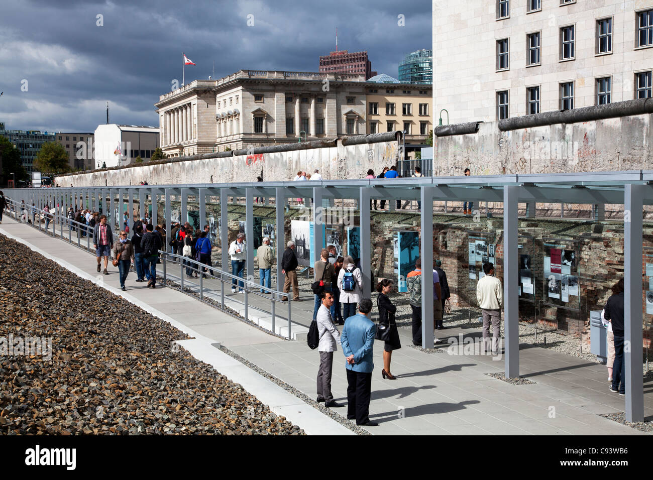 Die Topographie des Terrors Freilichtmuseum an Stelle des ehemaligen Nazi-Gestapo-HQ in Berlin, Deutschland. Teil der Berliner Mauer ist hinter. Stockfoto