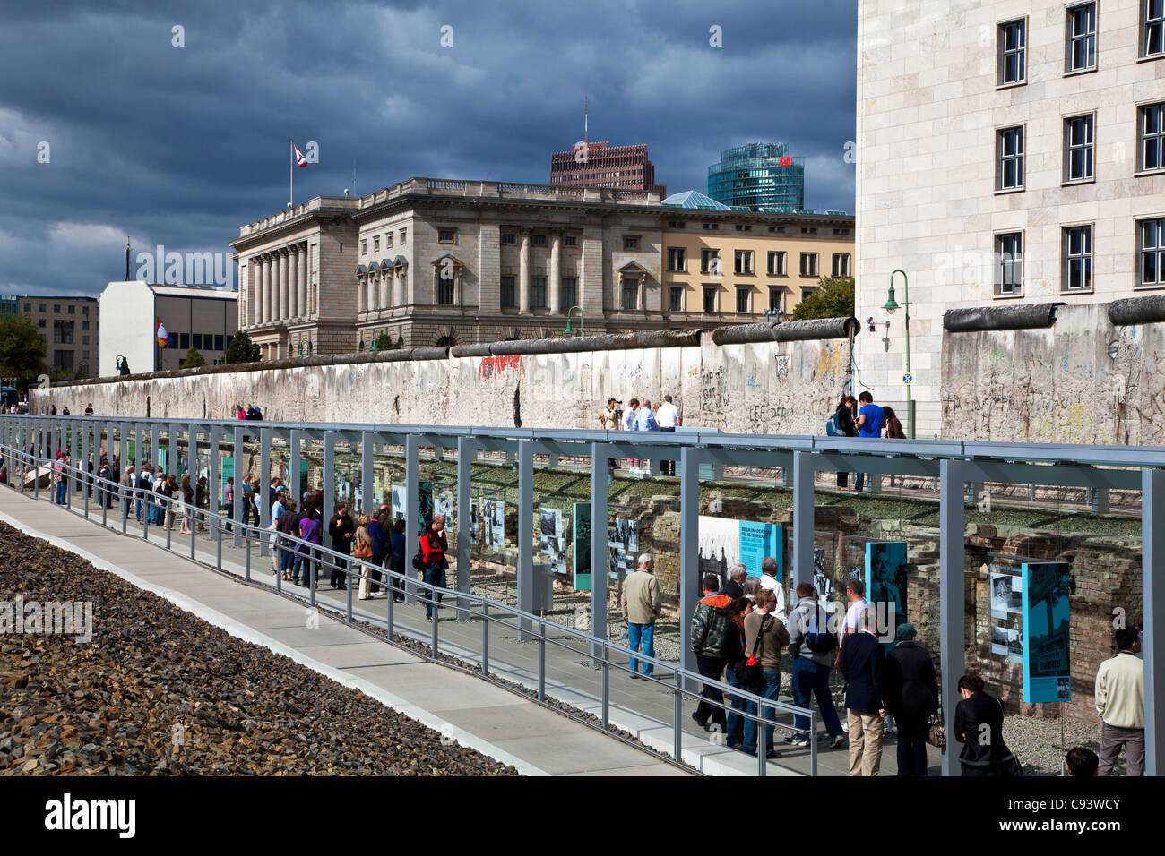 Die Topographie des Terrors Freilichtmuseum an Stelle des ehemaligen Nazi-Gestapo-HQ in Berlin, Deutschland. Teil der Berliner Mauer ist hinter. Stockfoto