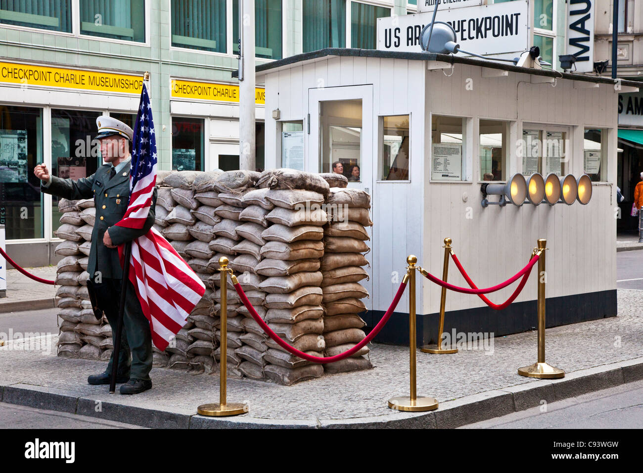 Checkpoint Charlie, der berühmten Berliner Mauer Grenzübergang zwischen Ost- und Westberlin, jetzt eine Sehenswürdigkeit Sightseeing. Stockfoto
