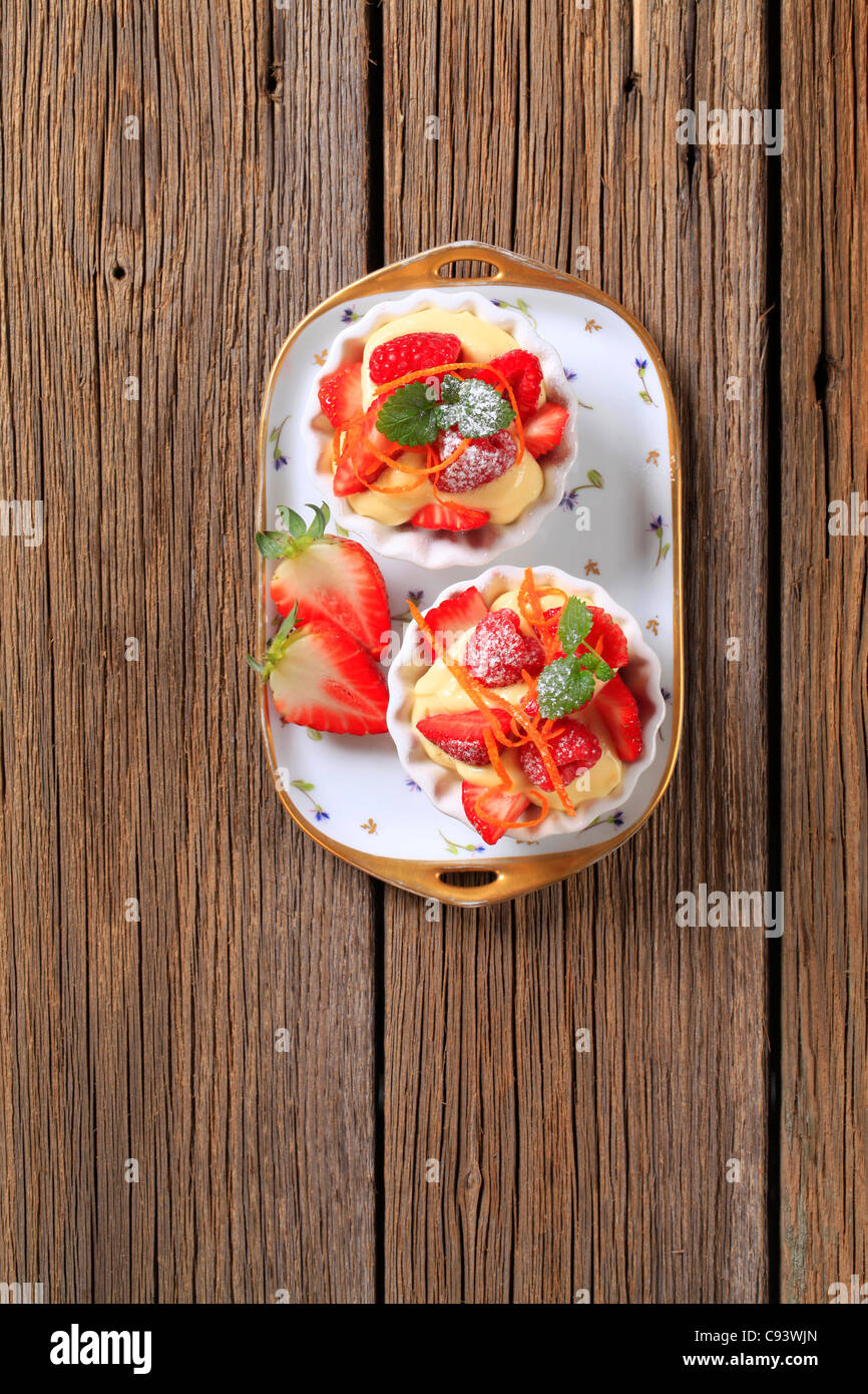 Cremiger Pudding, garniert mit frischen Beeren-Früchten Stockfoto