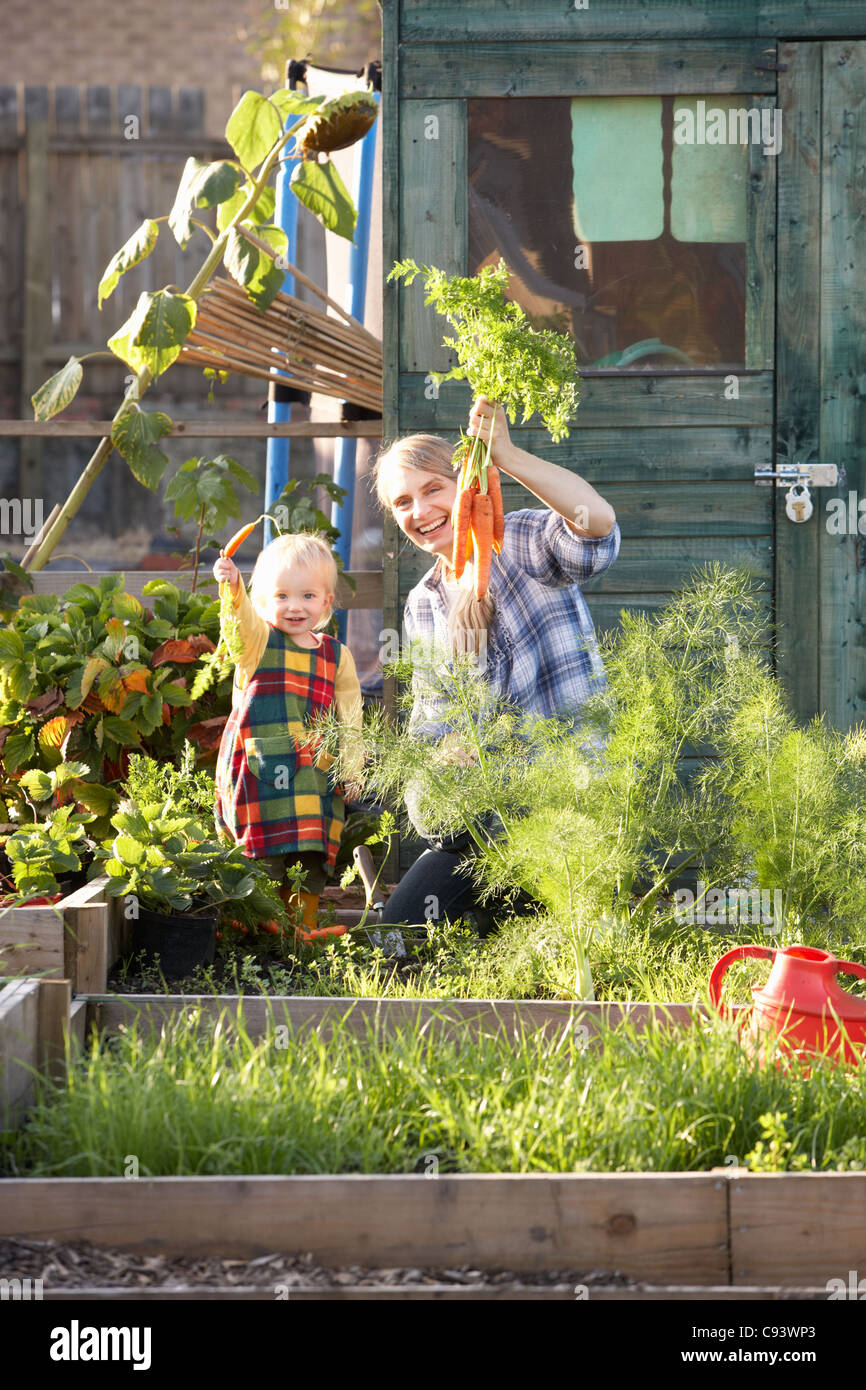 Frau arbeitet auf Zuteilung mit Kind Stockfoto