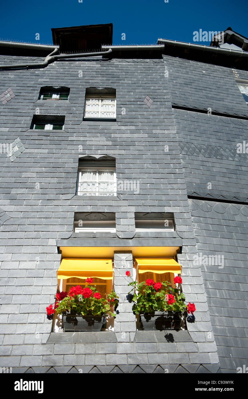 Traditionelles Haus mit Schieferplatten Fassade an der Grenze der Quai St-Cathérine in Honfleur in der Calvados Abteilung der Normandie, Frankreich Stockfoto