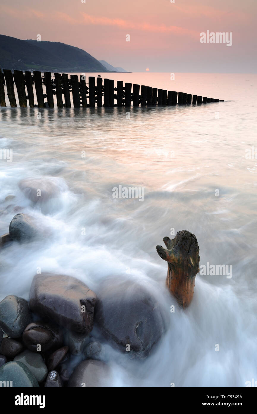 Flut bei Sonnenuntergang am Bossington Strand, Exmoor, Somerset, UK. Stockfoto