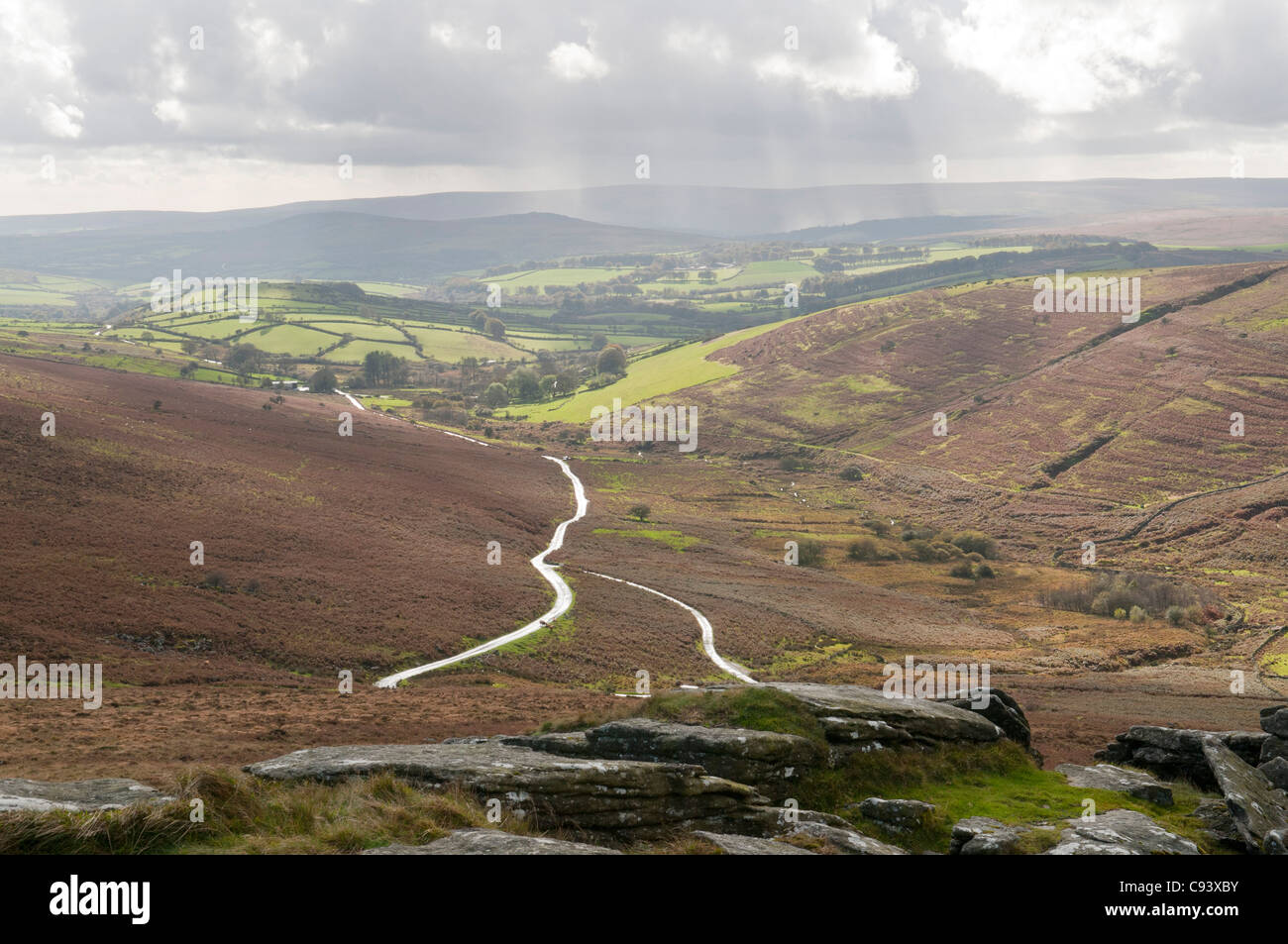 Kurvenreiche Straßen über Mauren von Dartmoor, Devon UK Stockfoto