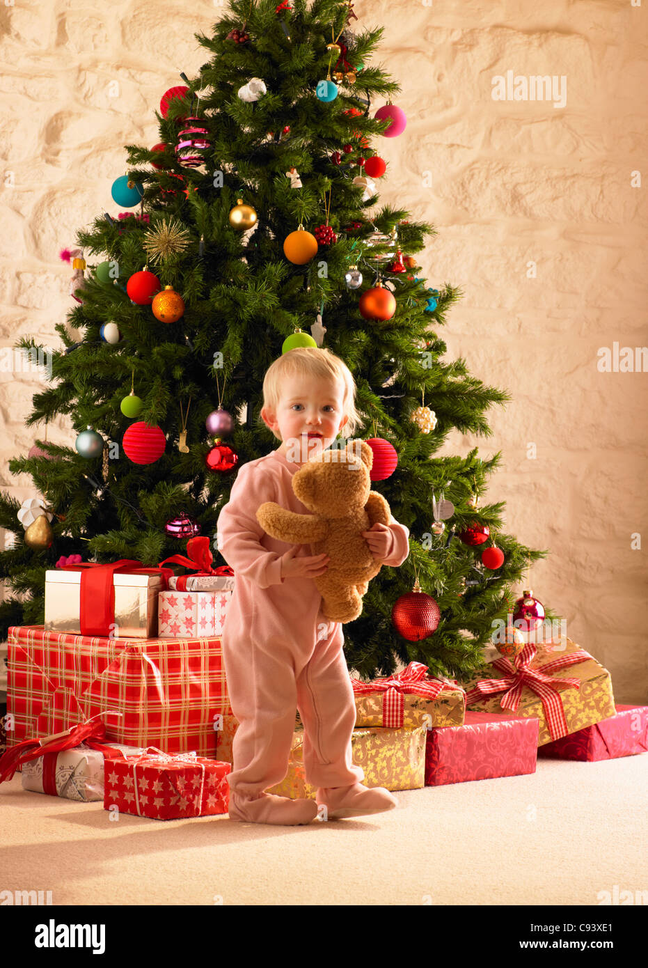 Kleines Mädchen mit Parzellen Runde Weihnachtsbaum Stockfoto