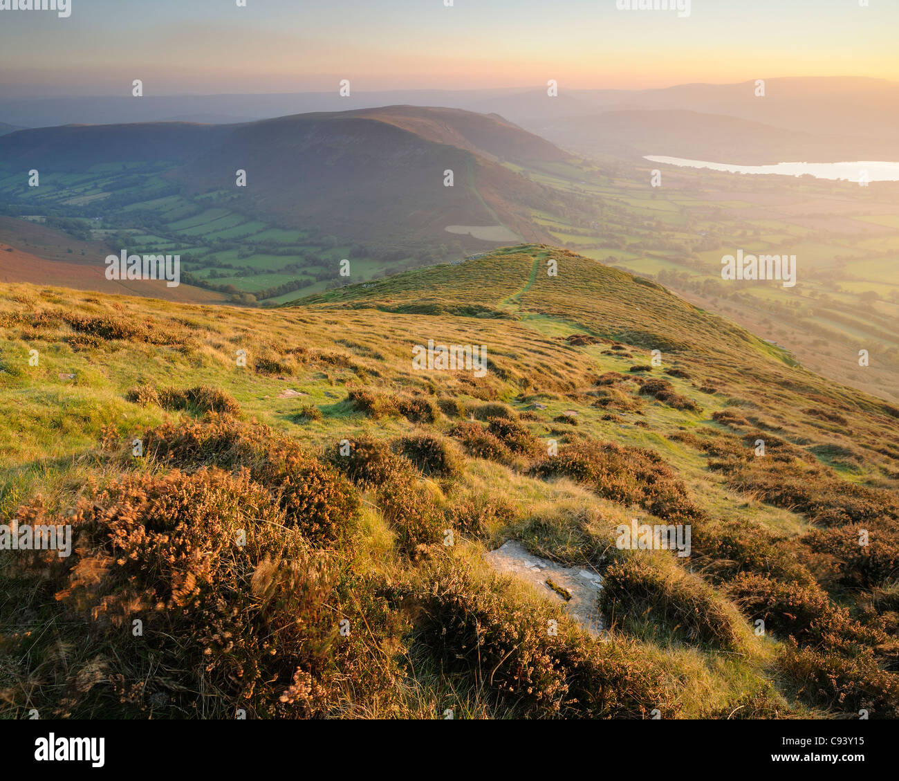 Blick hinunter auf Mynydd Llangorse und Landschaft in den Brecon Beacons, Powys, Wales, UK anzeigen Stockfoto