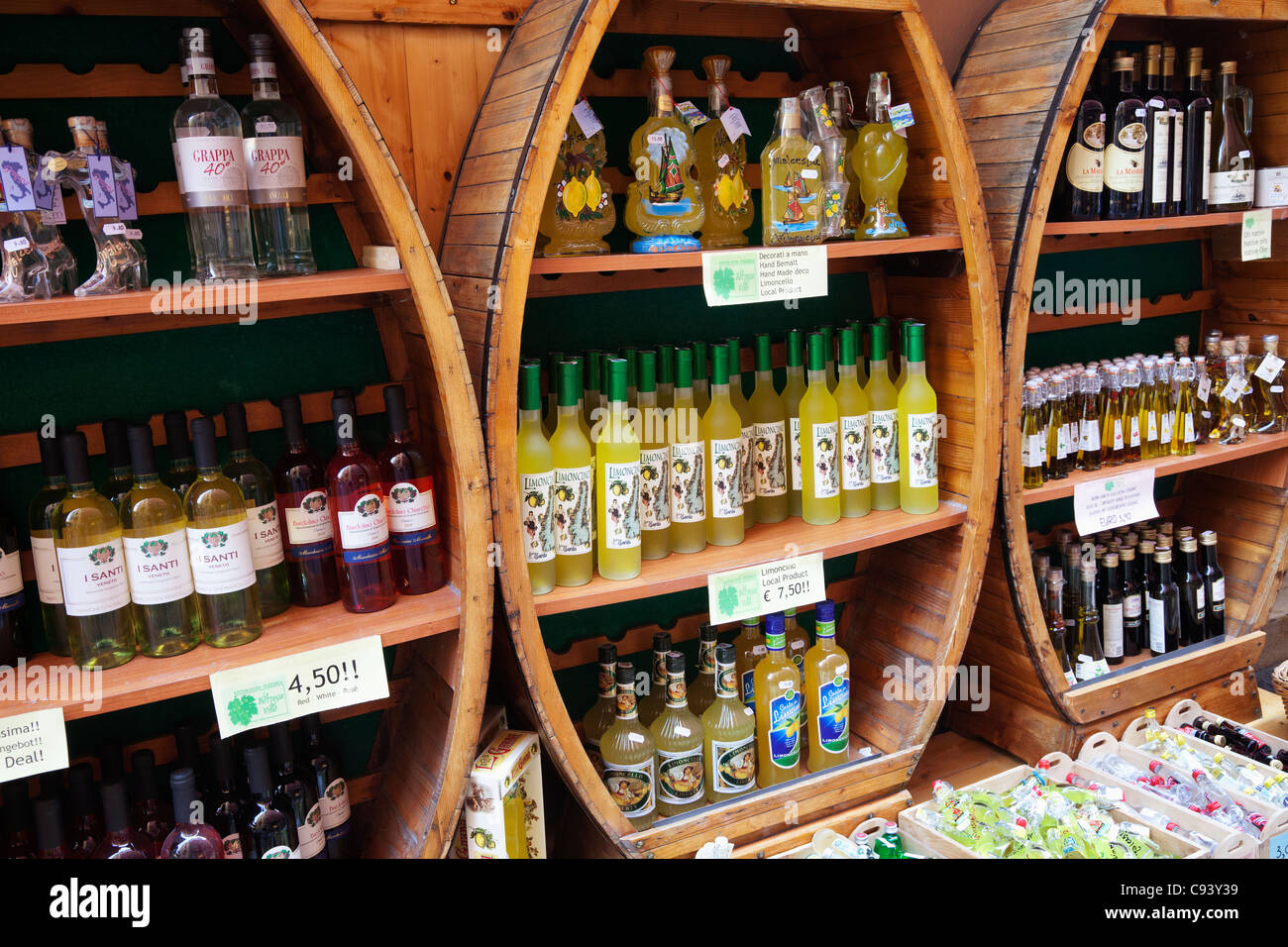 Italien, Venetien, Gardasee, Malcesine, Wein und Öl-Schaufenster Stockfoto