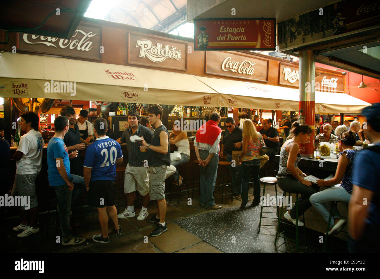 Menschen an der Roldos Bar im Mercado del Puerto, Montevideo, Uruguay. Stockfoto