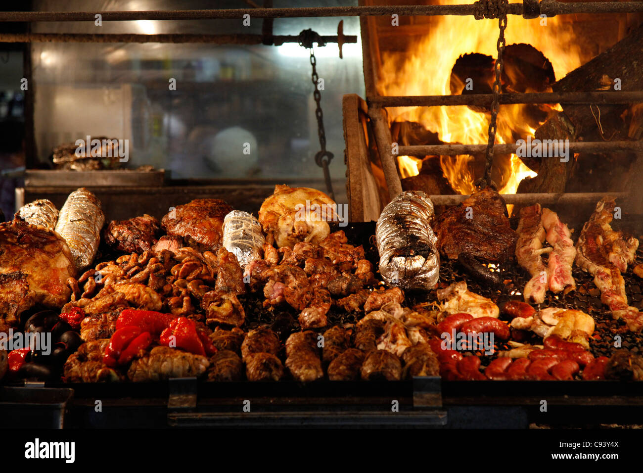 Fleisch gekocht über Holz Grills auf dem Mercado del Puerto, Montevideo, Uruguay. Stockfoto