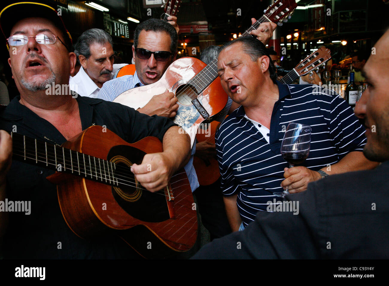 Menschen spielen Gitarren in einem Restaurant in der Mercado del Puerto, Montevideo, Uruguay. Stockfoto