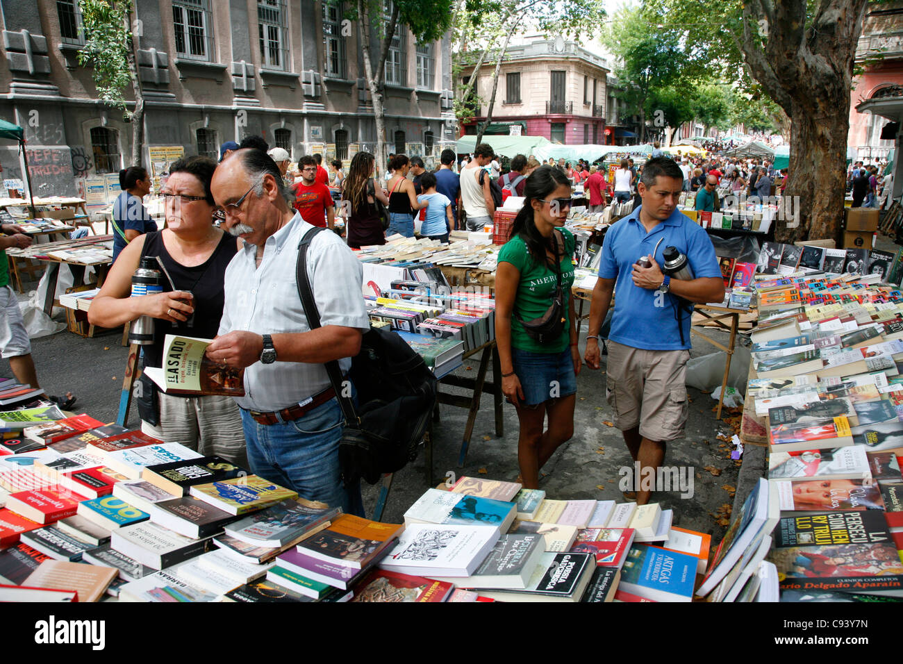 Die Leute an dem Tristan Narvaja Sonntag Straßenmarkt, Montevideo, Uruguay. Stockfoto