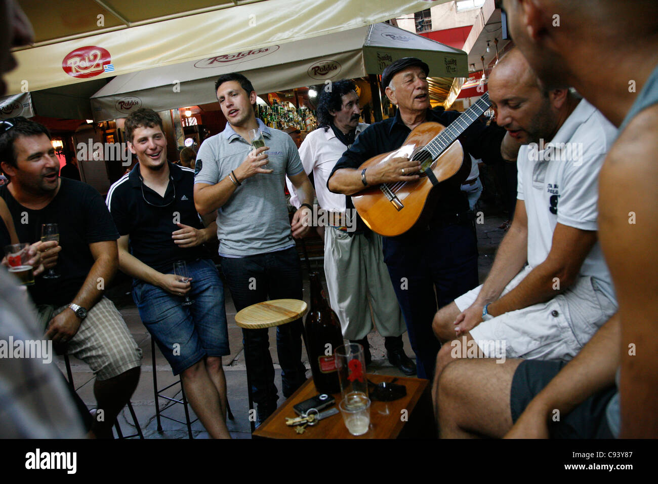 Menschen an der Roldos Bar im Mercado del Puerto, Montevideo, Uruguay. Stockfoto