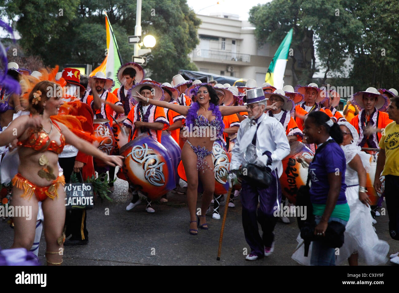 Karnevalsumzug mit Tänzern und Männer spielen die Candombe, eine Afro-uruguayische folkloristischen Musik. Montevideo, Uruguay. Stockfoto