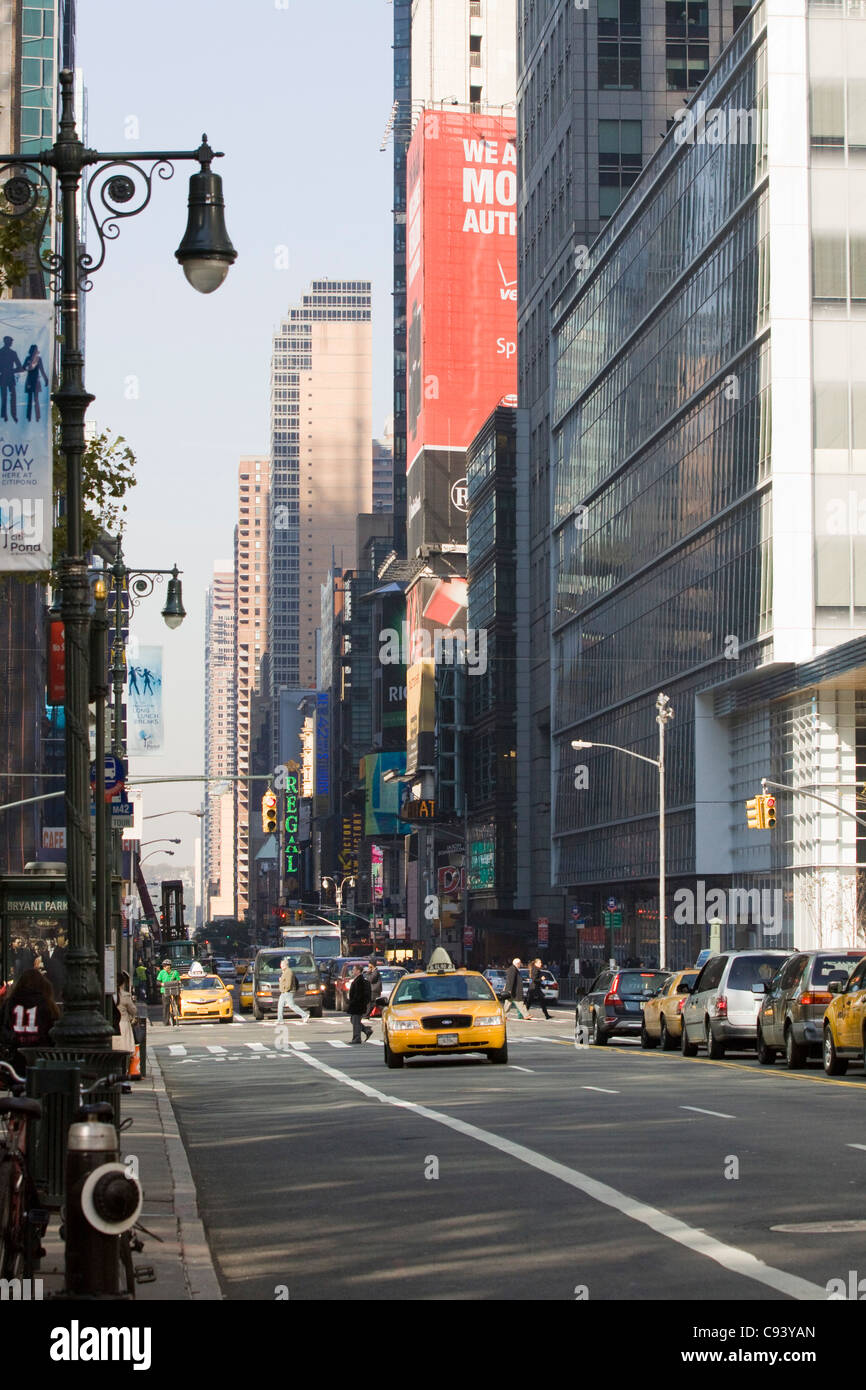 Die Straßen von New York City mit einem berühmten Yellow Cab Fahrt entlang der Straße