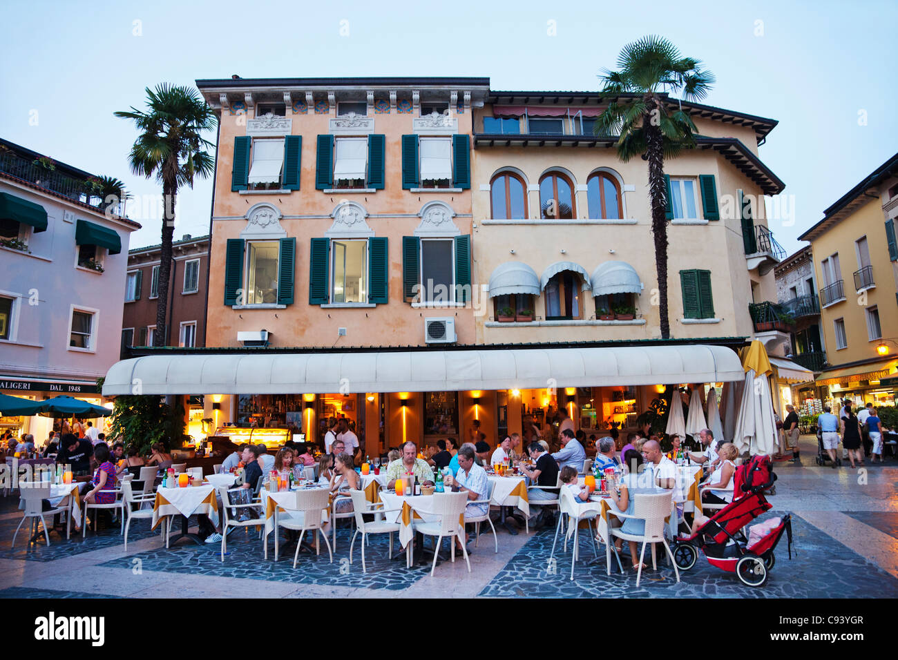 Italien, Lombardei, Gardasee, Simione, Straßencafés Stockfoto