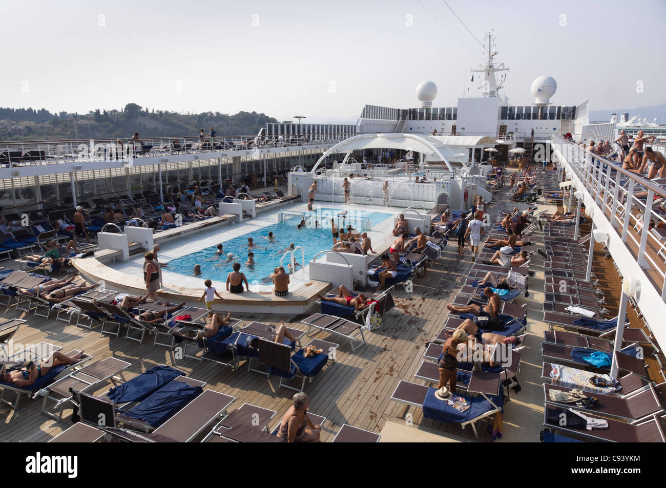 Kreuzfahrtschiff MSC Armonia - beschäftigt Deck und Pool-Bereich in der Sonne, mit Passagieren. Stockfoto