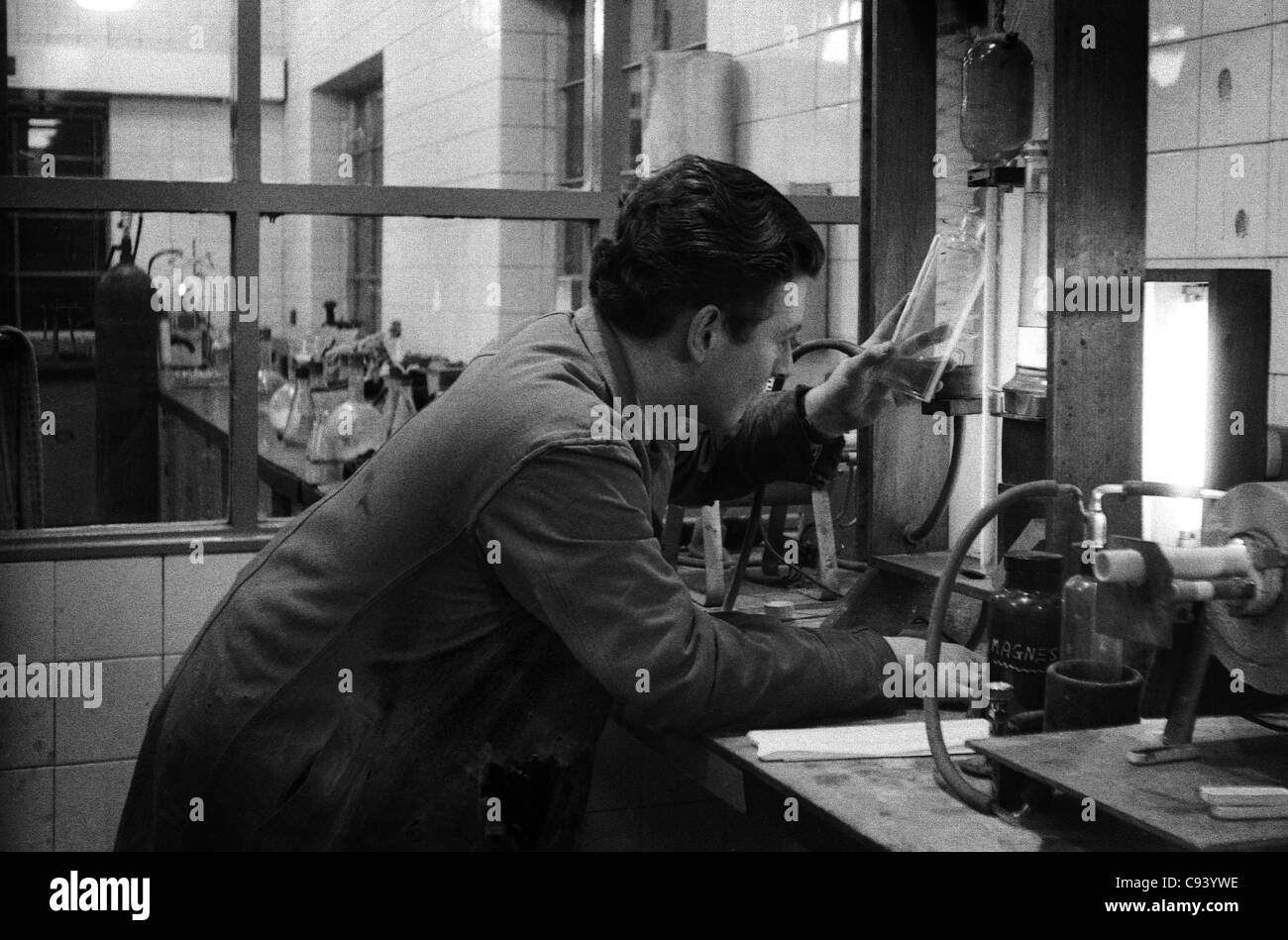 Alte Bild in Monochrom der junge Chemiker mit CO2-Gas-Analyse-Maschine in einem nassen chemischen Labor. Stockfoto