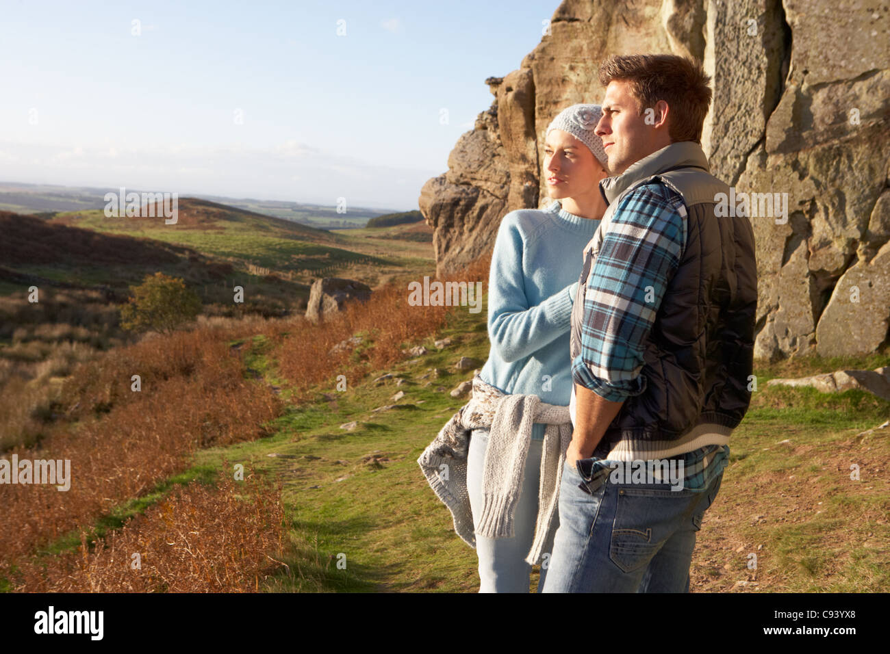 Junges Paar auf Land zu Fuß Stockfoto