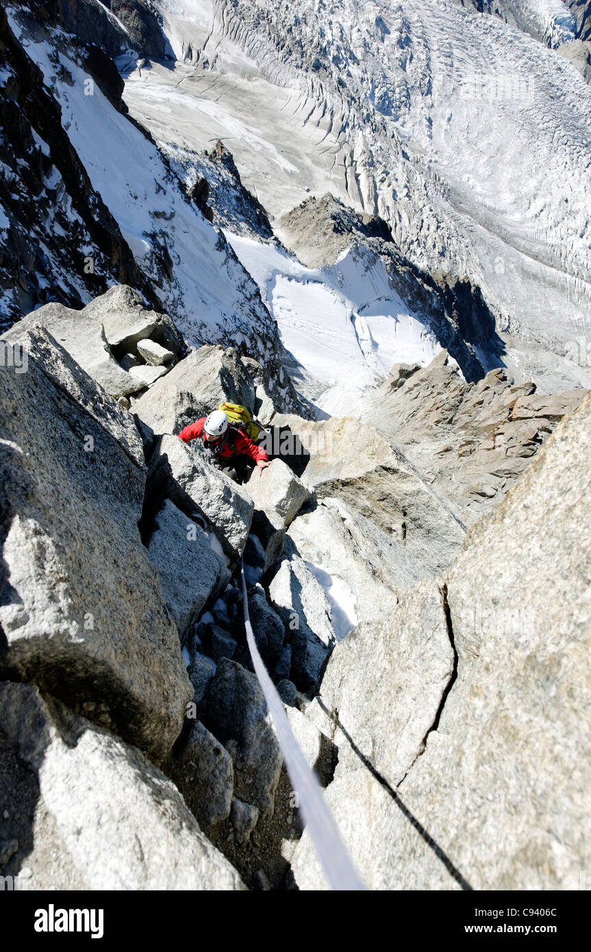Ein Bergsteiger auf der Cosmiques Arete über Chamonix in den französischen Alpen Stockfoto