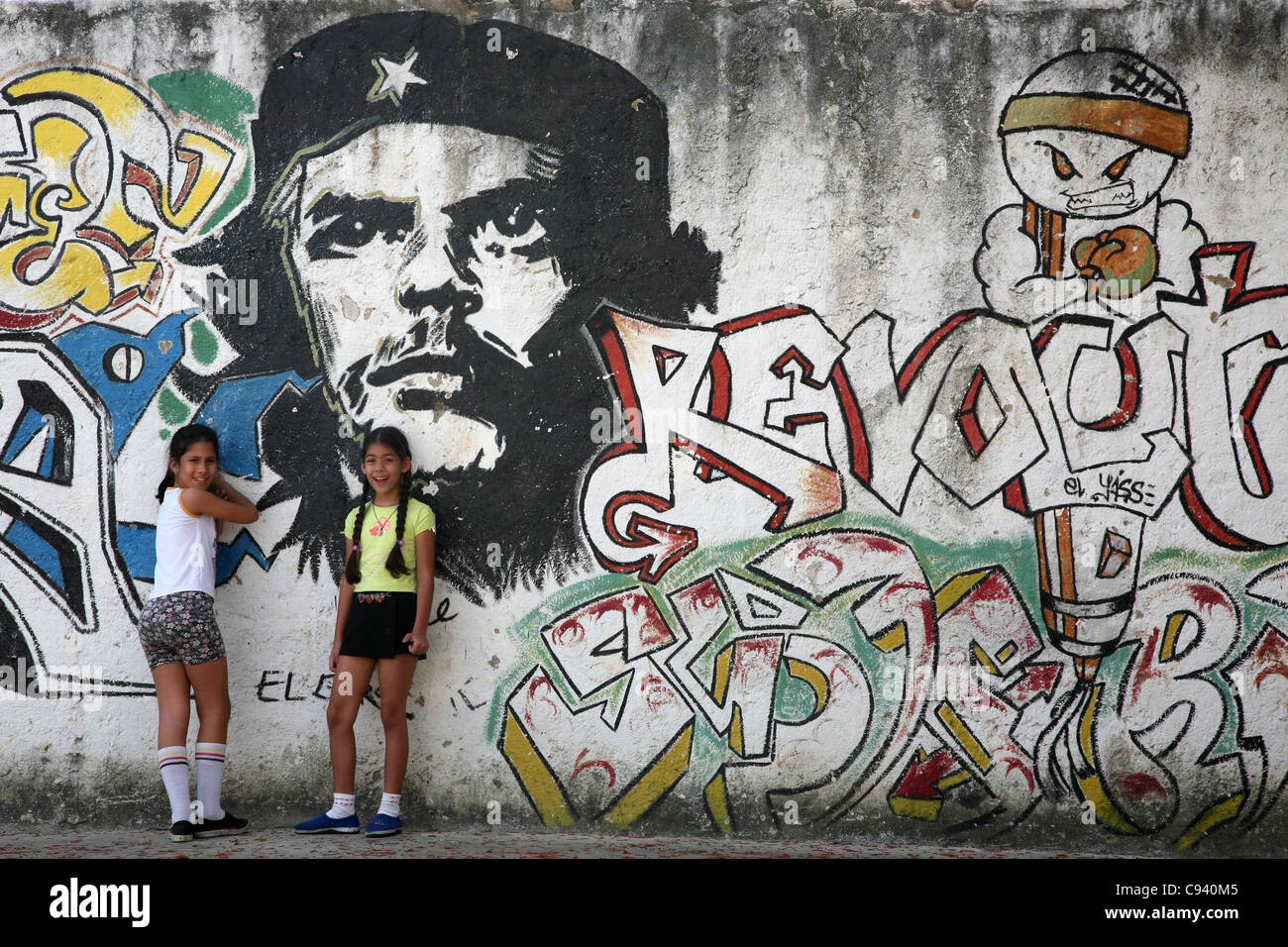 Kinder spielen neben das riesige Porträt von Ernesto Che Guevara in Santa Clara, Kuba. Stockfoto