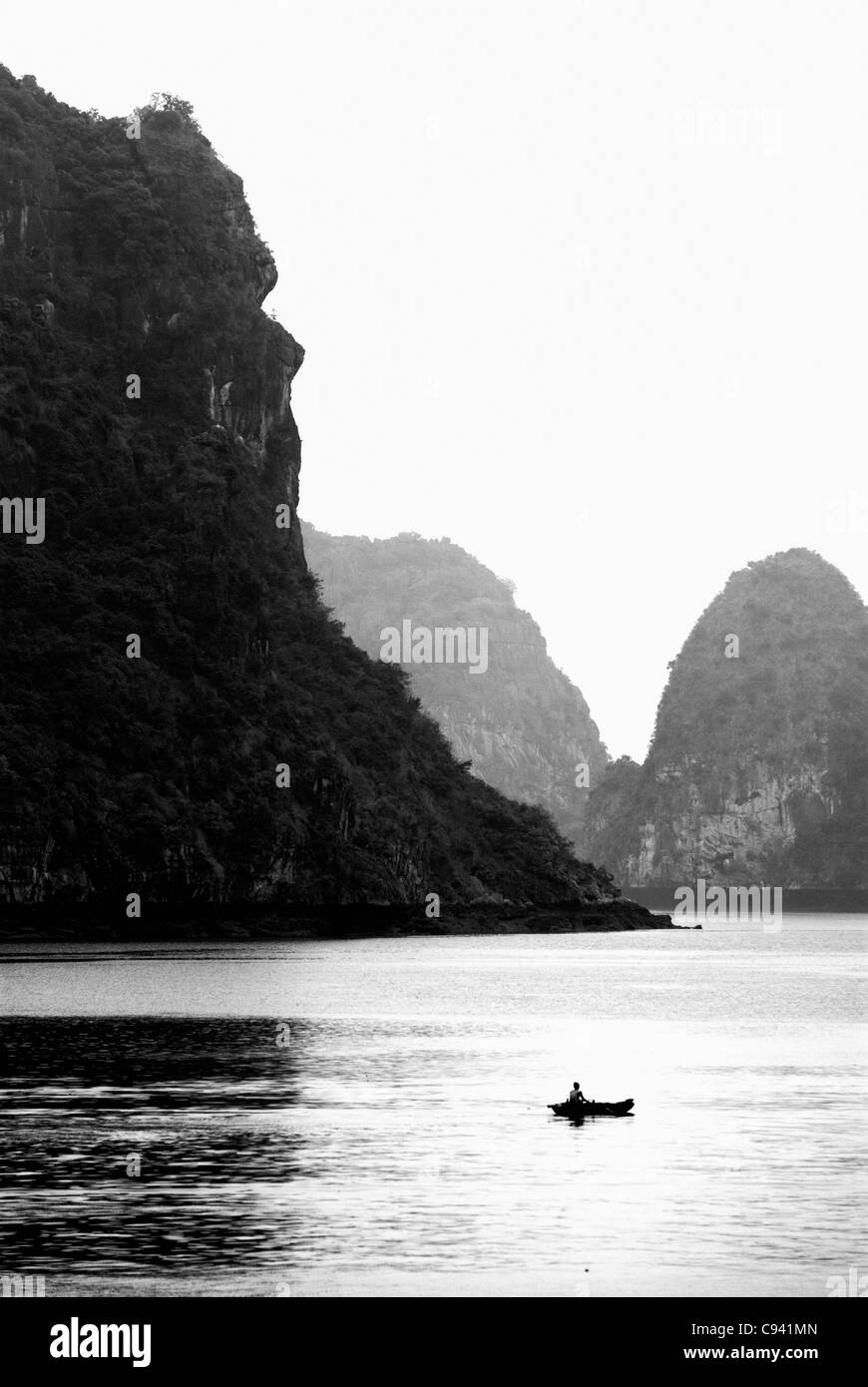 Asien, Vietnam, Halong-Bucht. Boot in der Halong-Bucht. 1994, die sensationelle Halong ernannt zum UNESCO Weltkulturerbe... Stockfoto