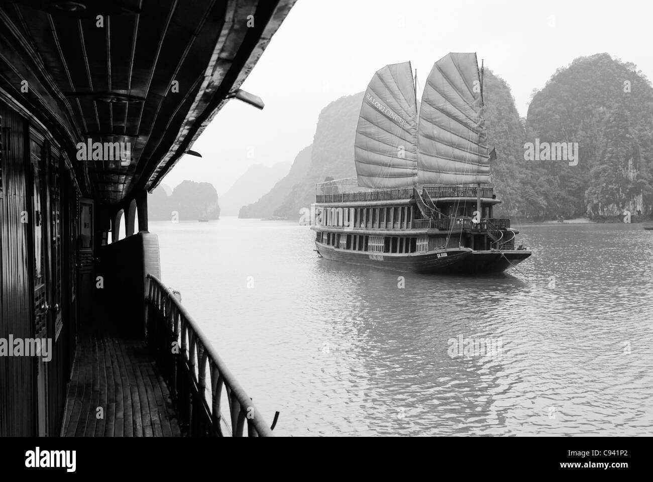 Asien, Vietnam, Halong-Bucht. Traditionelles Segeln Trödel auf die Halong-Bucht. Bezeichnet ein UNESCO-Weltkulturerbe im Jahr 1994, die... Stockfoto