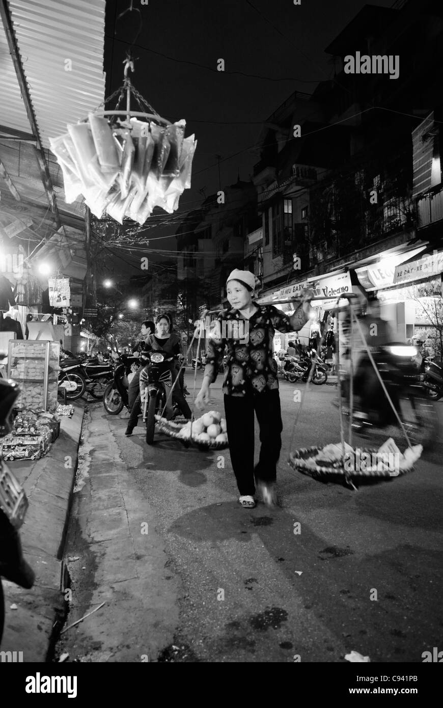 Asien, Vietnam, Hanoi. Hanoi Altstadt. Straßenhändler in der Nacht. Stockfoto