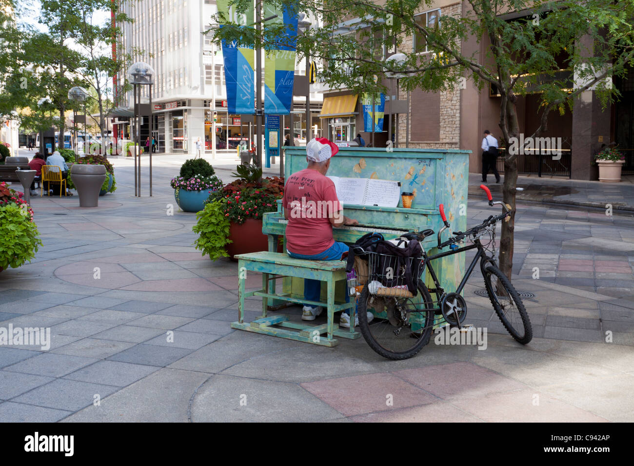 Wichtigsten spielt Klavier auf der 16th Street Mall im Zentrum von Denver, Colorado, Teil des Your Keys zu Kunst im öffentlichen Raum-Programm der Stadt gemalt Stockfoto