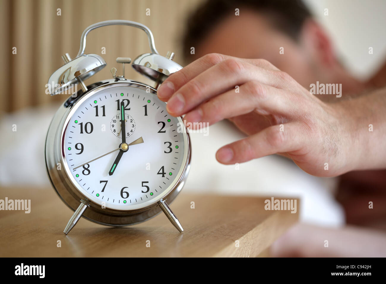 Ein Wecker ausschalten Stockfoto