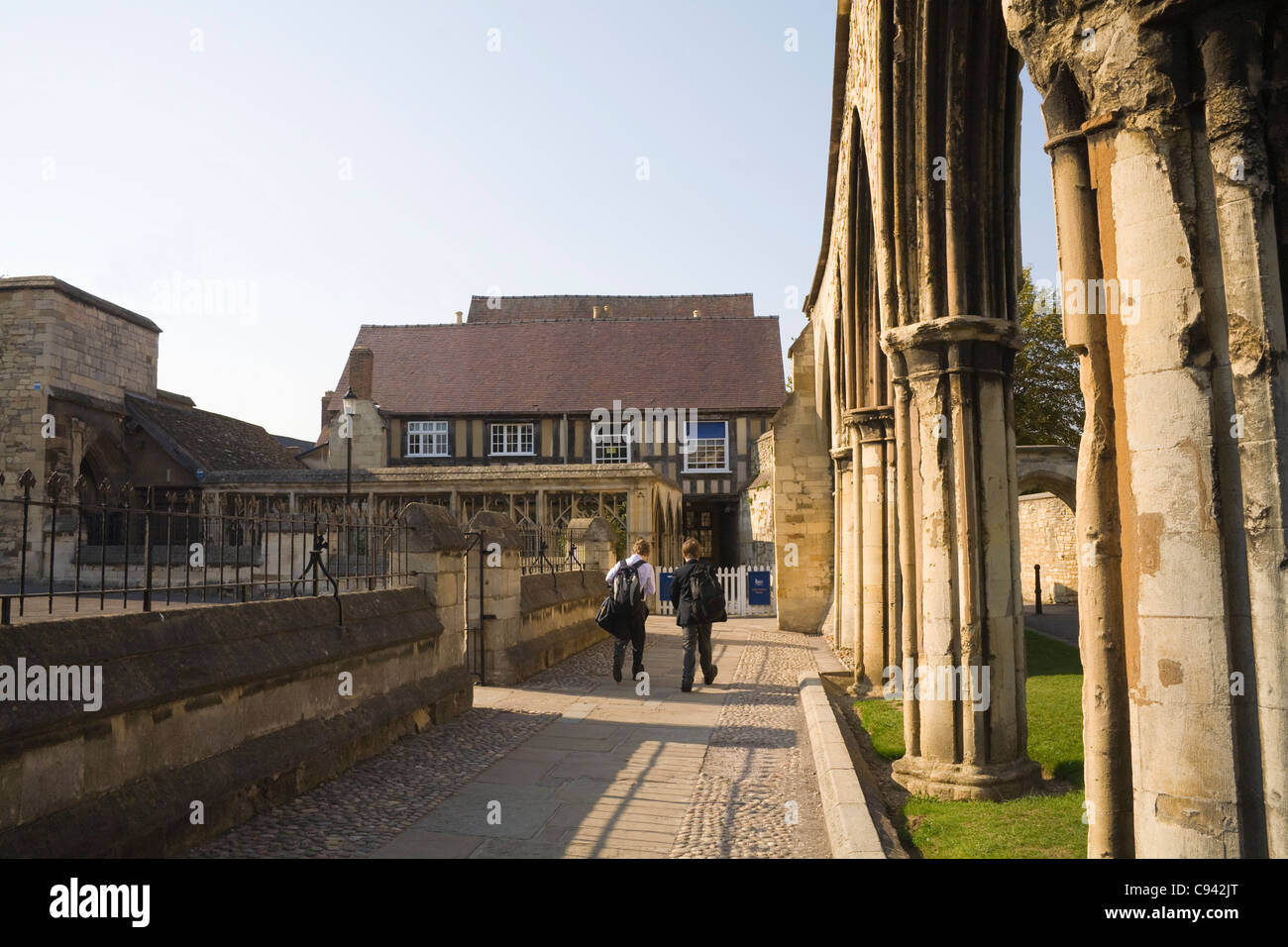 Gloucester England zwei Könige Schülerinnen und Schülern die Krankenstation Bögen vorbei an mittelalterlichen Gebäude Stockfoto