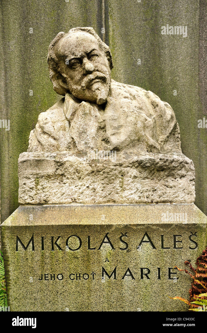 Prag, Tschechische Republik. Vysehrad Friedhof. Grab von Mikolas Ales (tschechischer Maler (1852-1913) und seiner Frau Marie Stockfoto