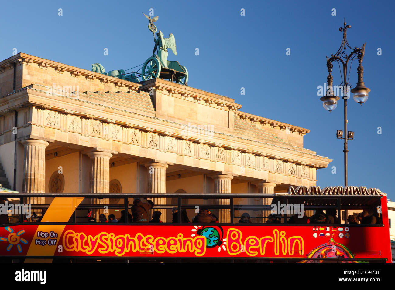Stadtrundfahrt mit dem Bus in Berlin - Brandenburger Tor Stockfoto