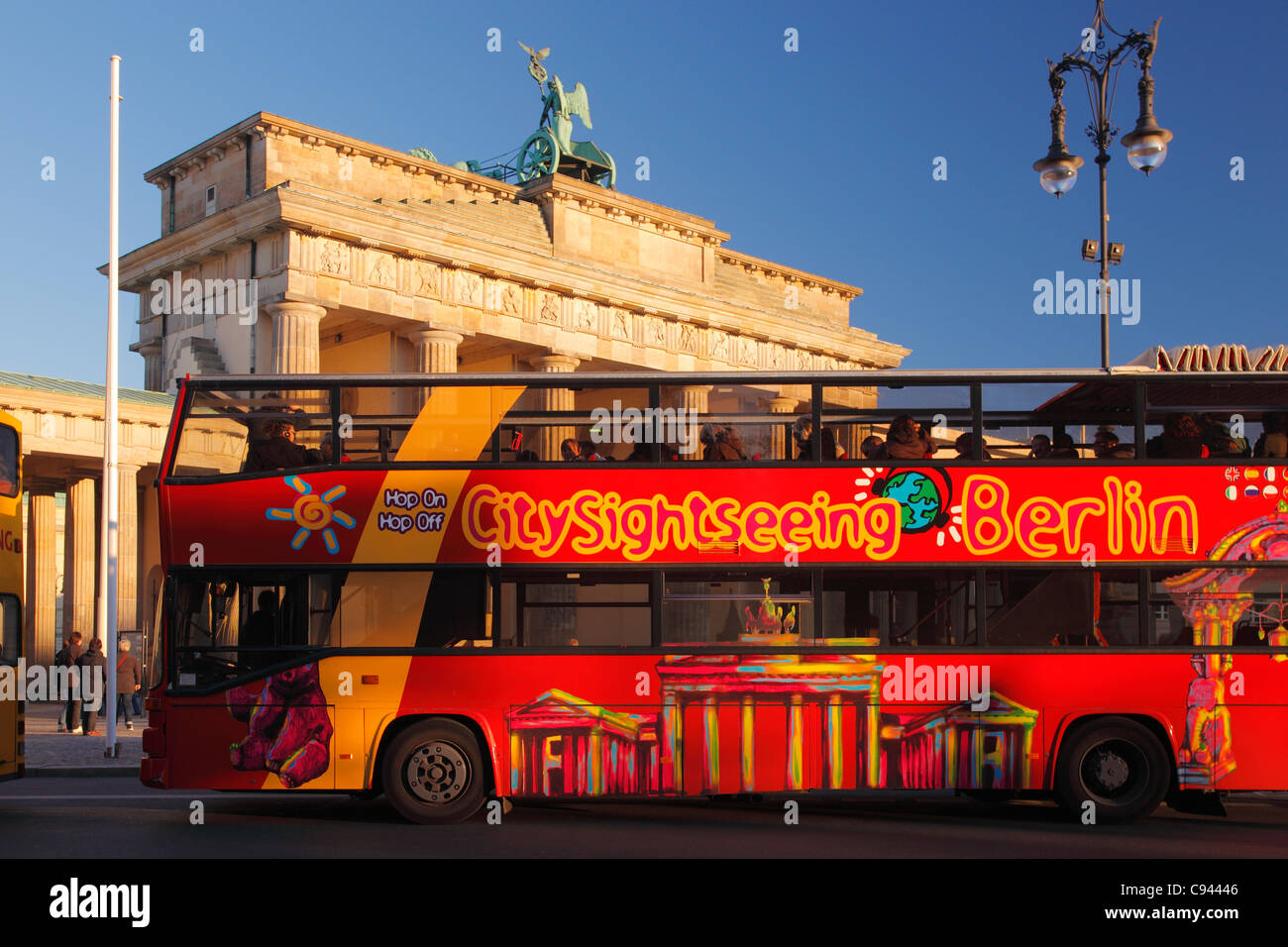 Stadtrundfahrt mit dem Bus in Berlin; Bus vor dem Brandenburger Tor Stockfoto