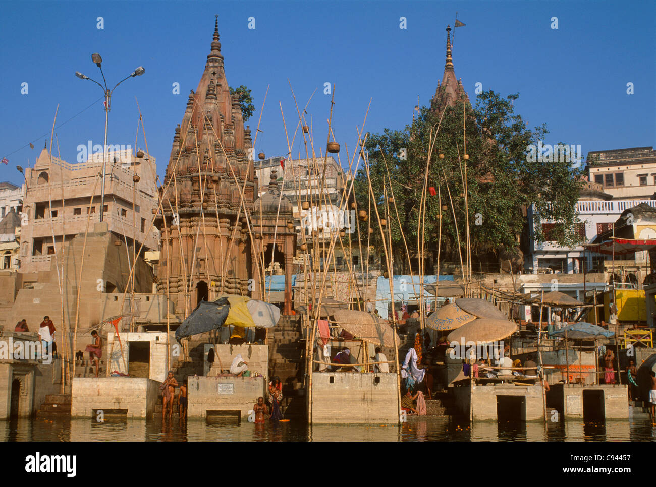 Pilger Baden auf Ghats hinunter zum Fluss Ganges, Varanasi, Uttar Pradesh, Indien Stockfoto