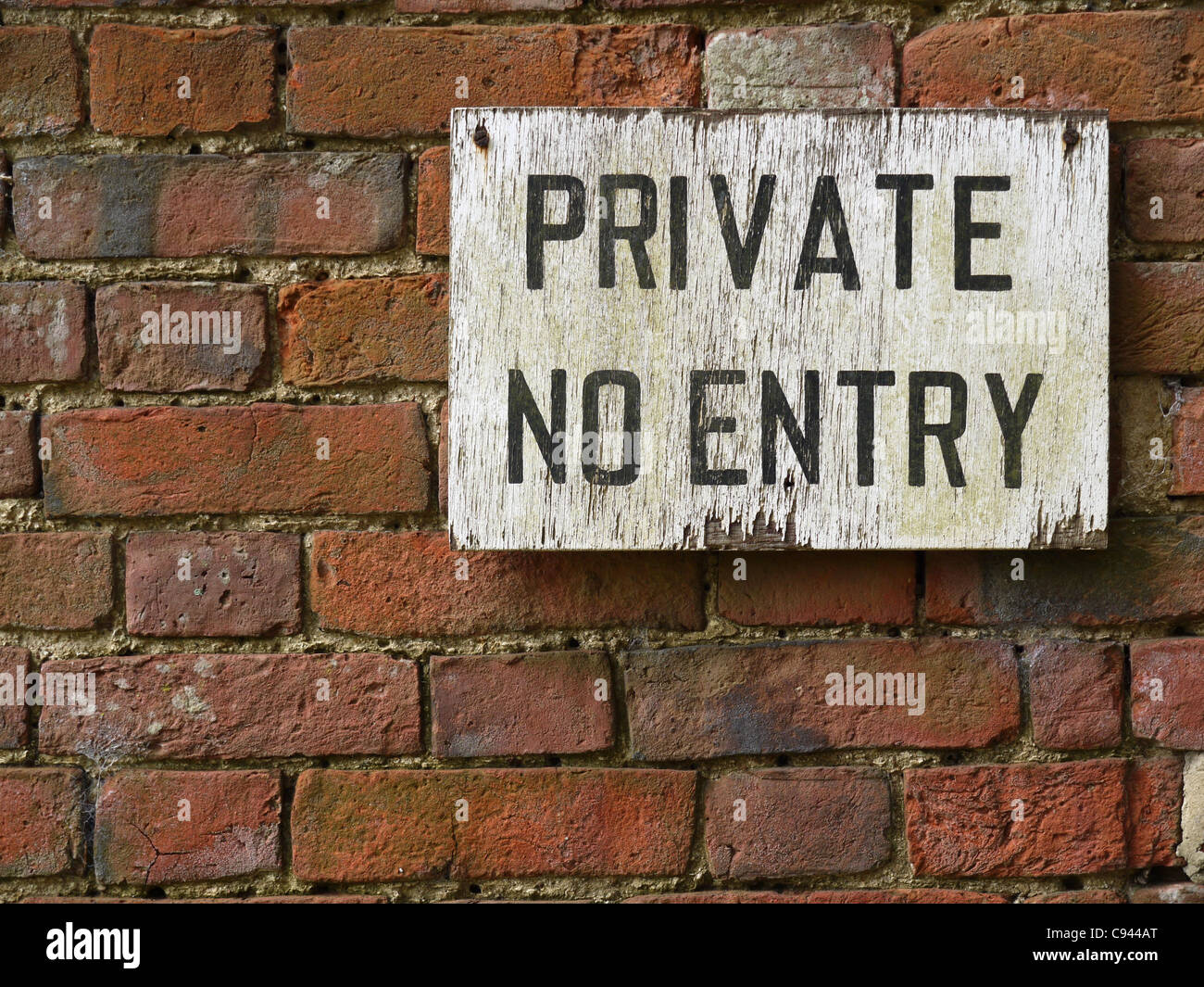 Verfallenden Private, befestigt No Entry Zeichen an verwitterten Mauer. Zeichen befindet sich in der oberen linken Ecke des Rahmens. Stockfoto