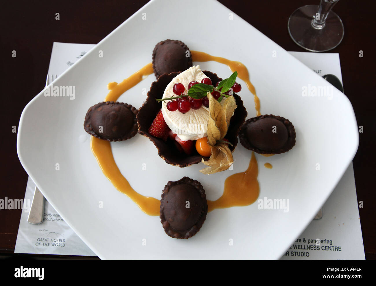 Schokoladendessert Ravioli, serviert im Zimmer Charisma, Grecian Bay Hotel Zypern Stockfoto