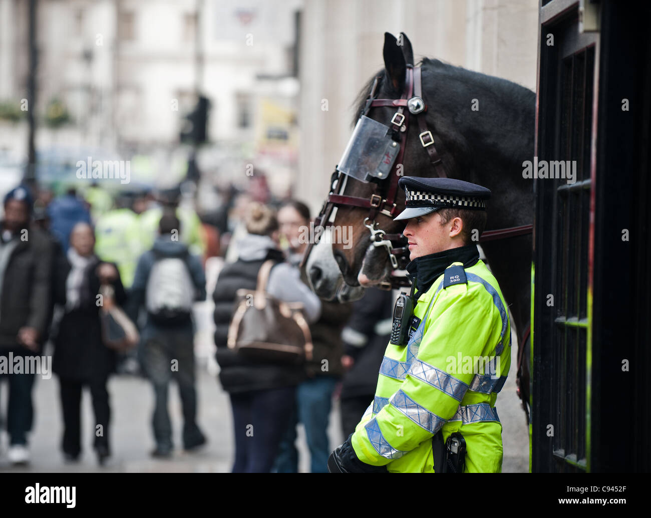 Ein Metropolitan Police Officer und Polizei Pferde im Einsatz in London Stockfoto