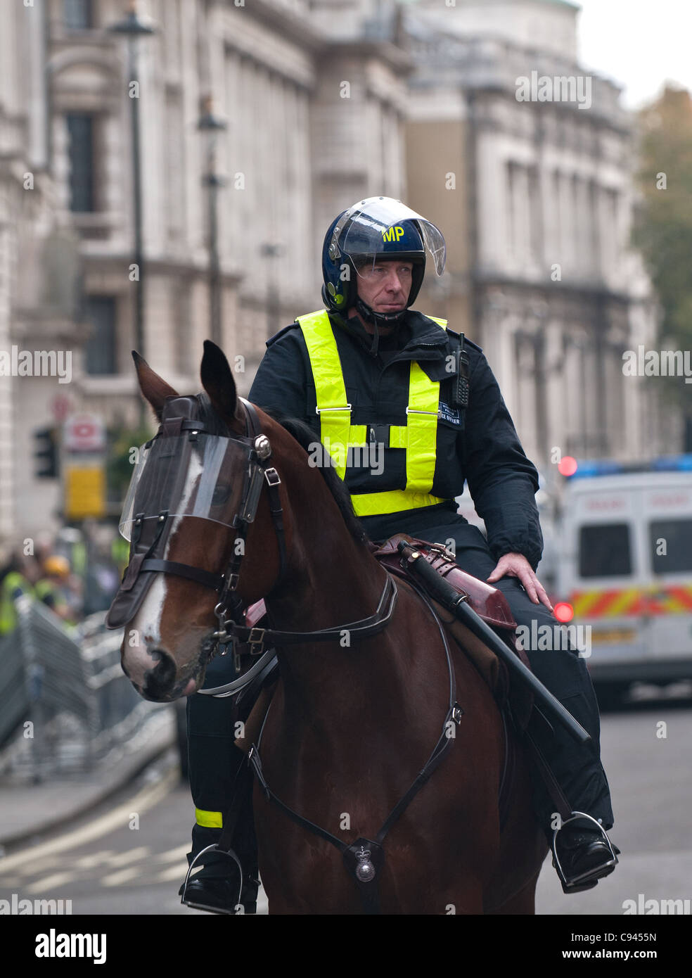 Offizier der Metropolitan Mounted Police in voller Kampfausrüstung Stockfoto