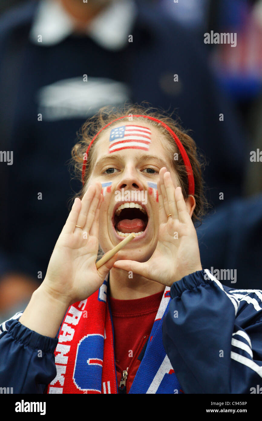 Ein Junge USA-Fan auf der Tribüne schreit zum Aufwärmen vor der Fußball-Weltmeisterschaft der Frauen 2011 letzte Spieler aus den USA. Stockfoto