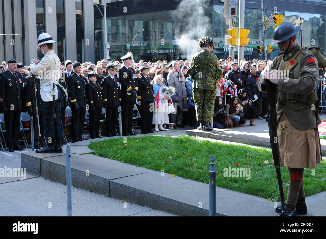 Drei Stille Wachposten auf der feierlichen Hut inmitten von Canadian Armed Forces Officers und Torontonians während der Erinnerung-Tag Zeremonie im alten Rathaus in Toronto, Ontario, Kanada, 11. November 2011. Stockfoto