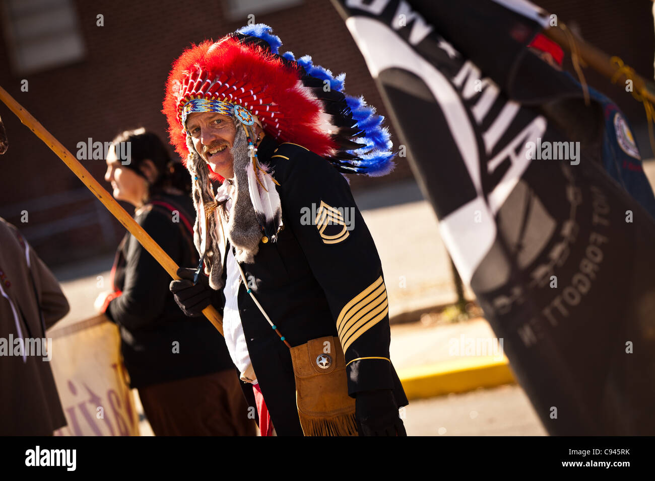 Gebürtige amerikanische Veteranen marschieren in die jährliche Veterans Day Parade am 11. November 2011 in Columbia, South Carolina. Die Parade ist eine der größten Nationen wie Columbia ist Heimat von mehreren großen Militärbasen. Stockfoto