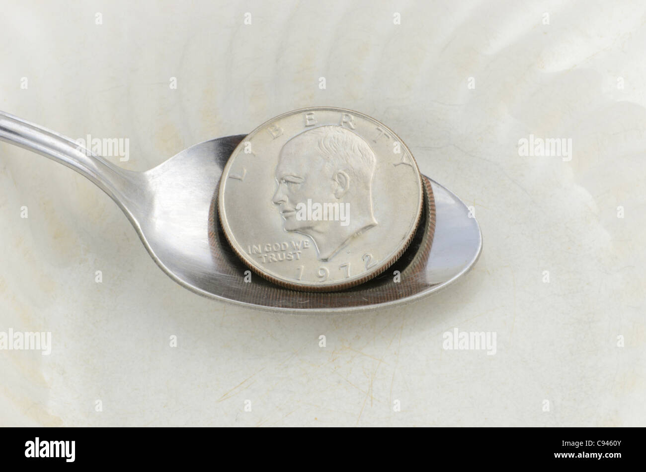 Gelbe Tennisball auf der Werkbank von Tennisplatz Stockfoto