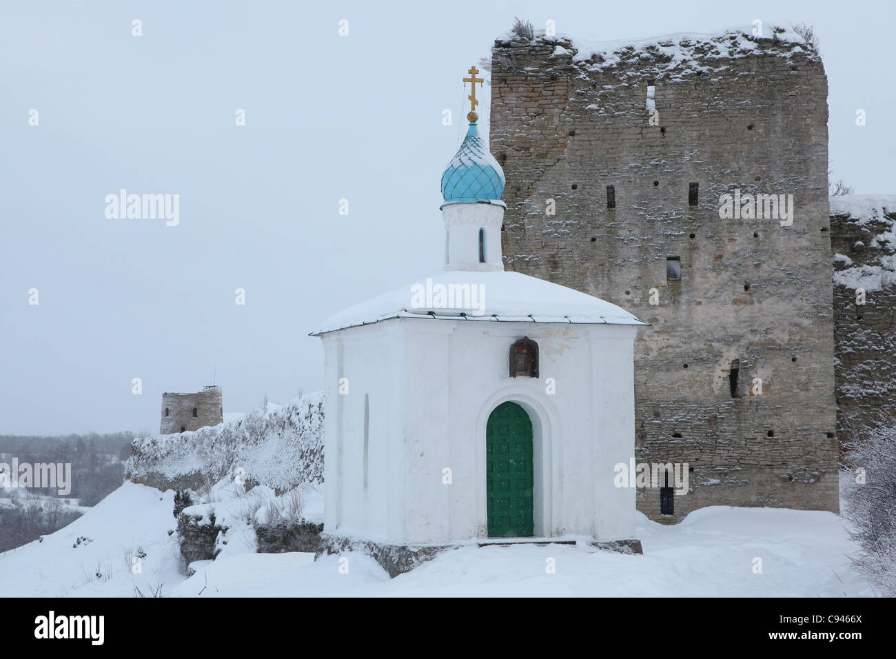 Korsun-Kapelle und der Talawskaya Turm der Festung Izborsk in Pskow, Russland. Stockfoto