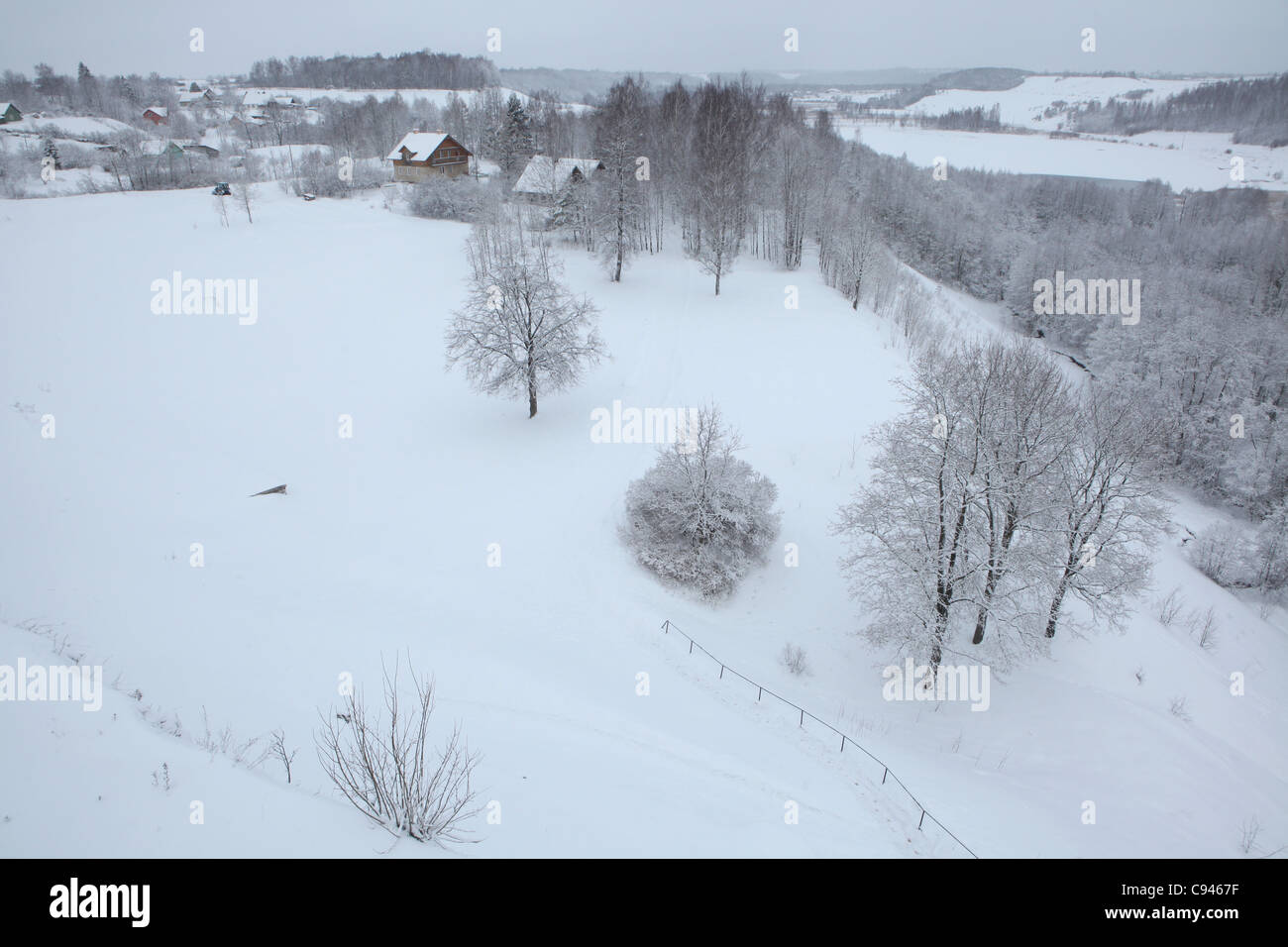 Russischen Winter. Schneebedeckte Stadtrand der Izborsk Festung in Pskow, Russland. Stockfoto