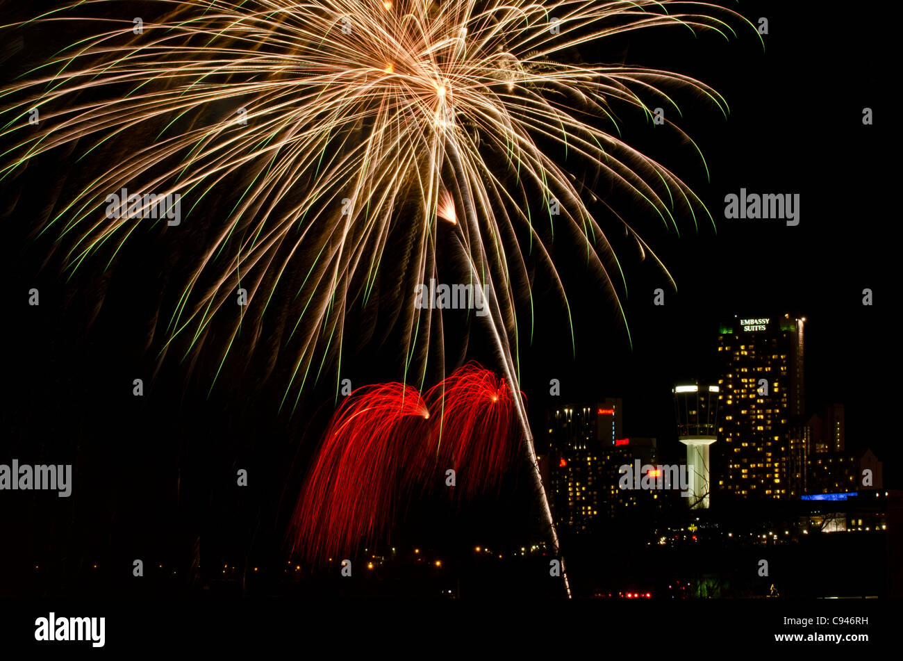 Feuerwerk in Niagara Falls, Ontario, Kanada. Bestandteil der 2011 Winter-Festival der Lichter feiern. Stockfoto