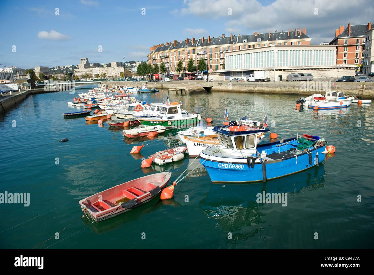 Angeln, Boote und Motoryachten im Bassin du Roi, ältesten Hafen des UNESCO-Welterbes Le Havre in Normandie, Frankreich Stockfoto