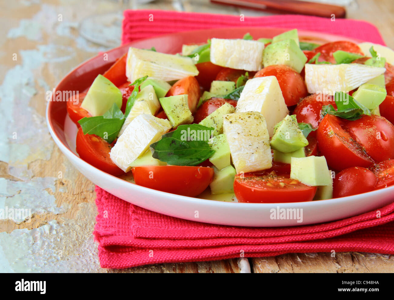 Salat mit Käse, Tomaten und camembert Stockfoto