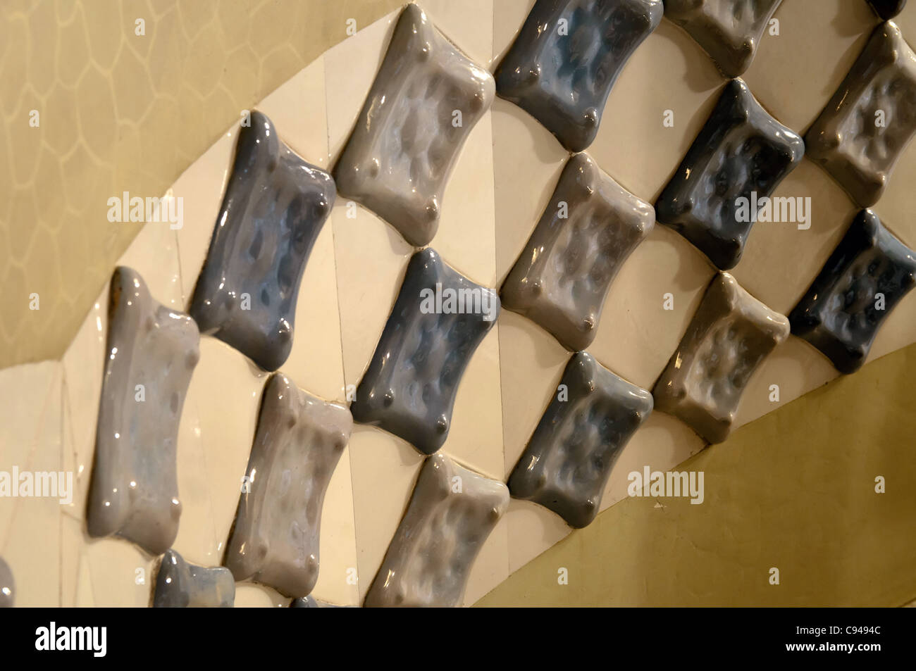 Blau-weißen Fliesen. In der Casa Batlló, Barcelona. Ein Haus restauriert und gestaltet von Antoni Gaudí. Stockfoto