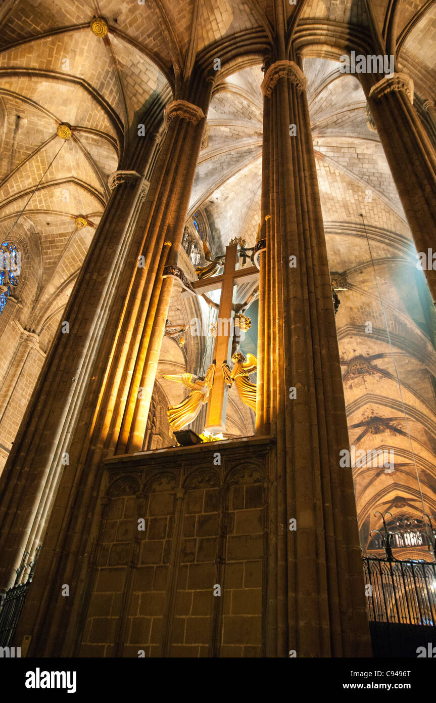 Im Inneren der Kathedrale des Heiligen Kreuzes und Santa Eulalia, Barcelona, Spanien Stockfoto