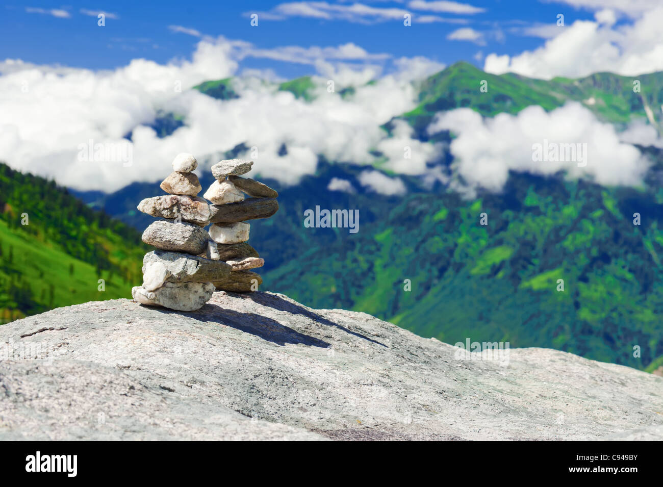 Steintürme. Zwei Pyramiden der Meditation Steinen Zen auf Berge Landschaft Stockfoto